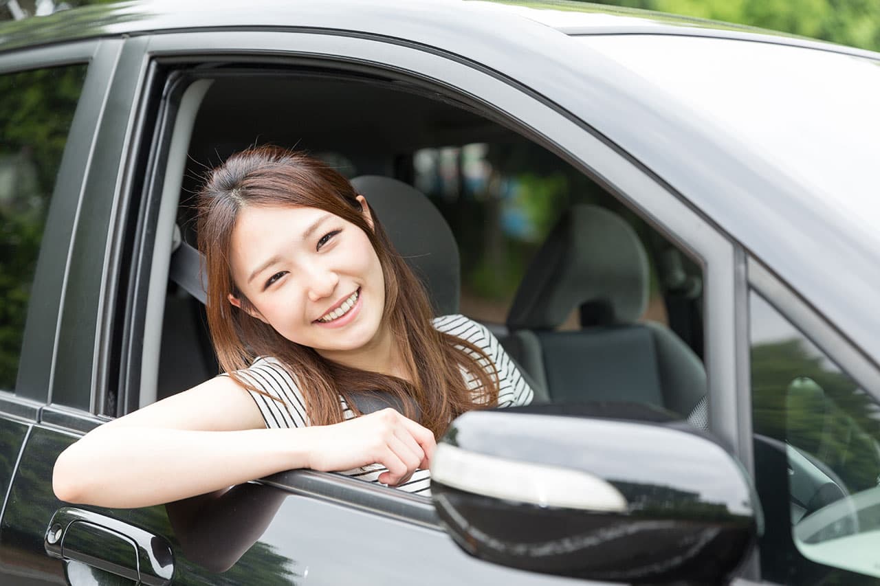 女性が運転席で笑顔の様子