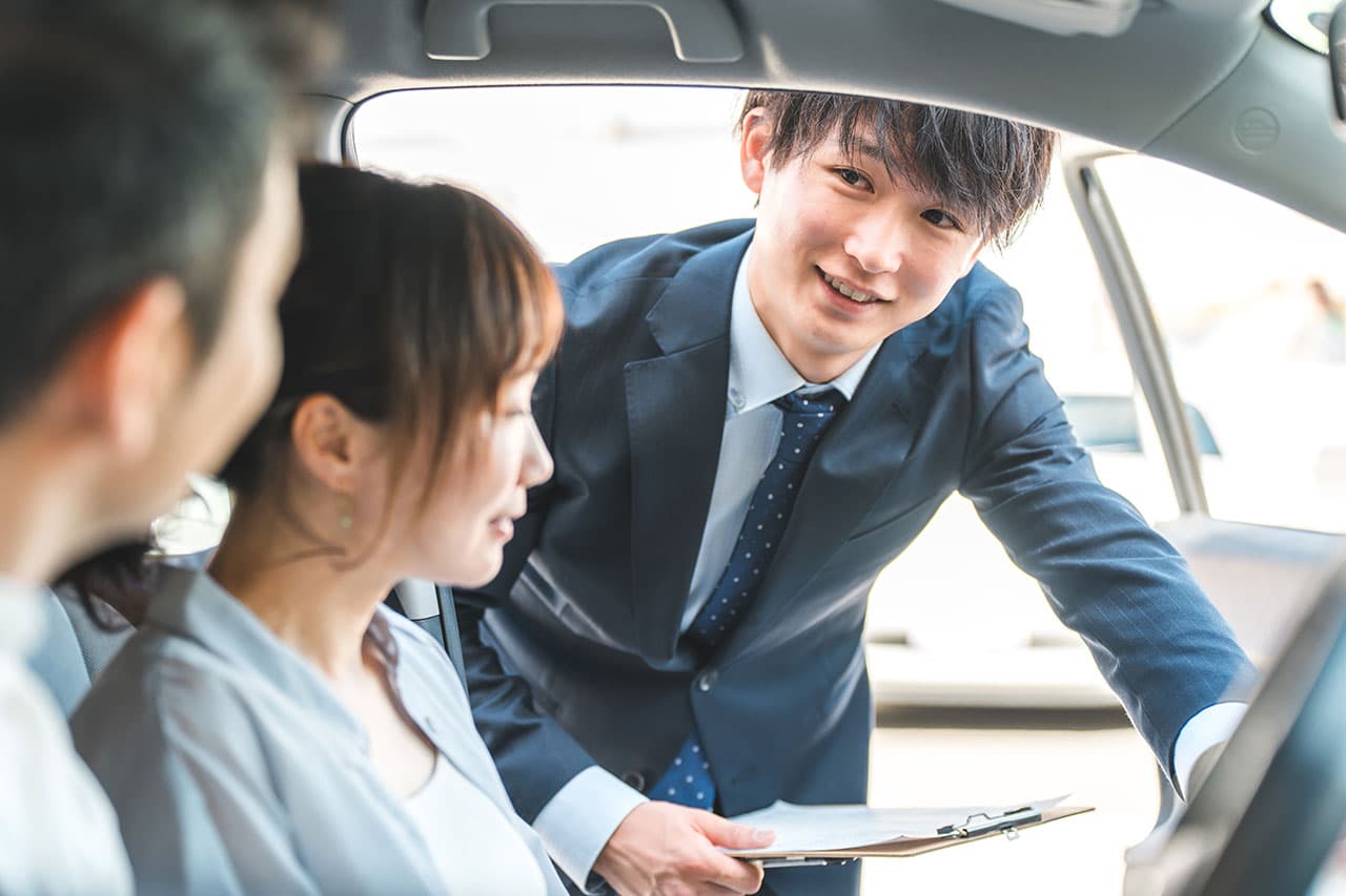 ご夫婦に車の説明をしている男性