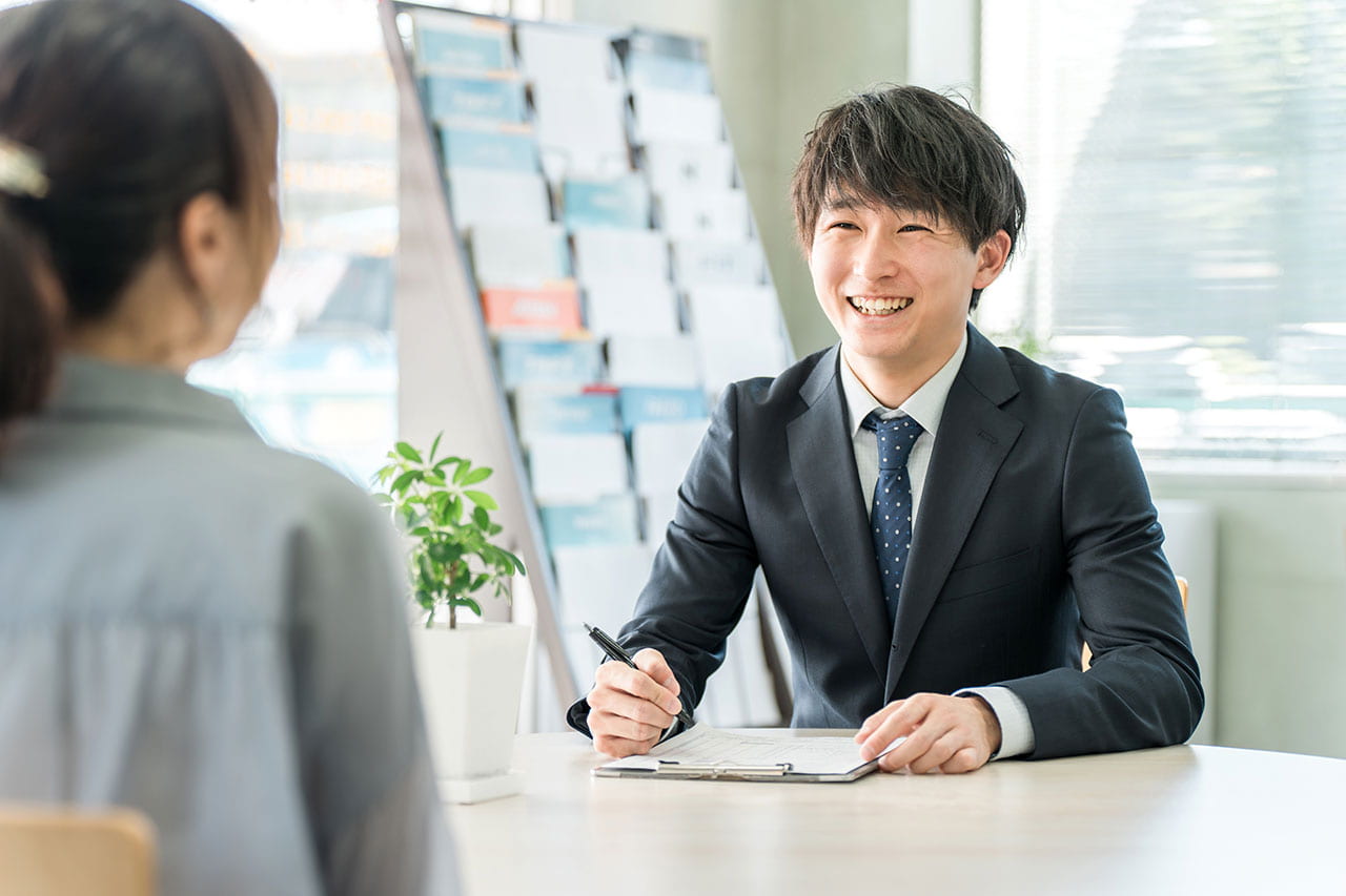 女性と商談しているビジネスマン